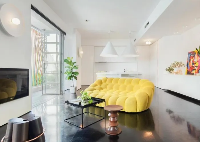 Stunning Potts Point Pad In Iconic \'Yellow House\'
